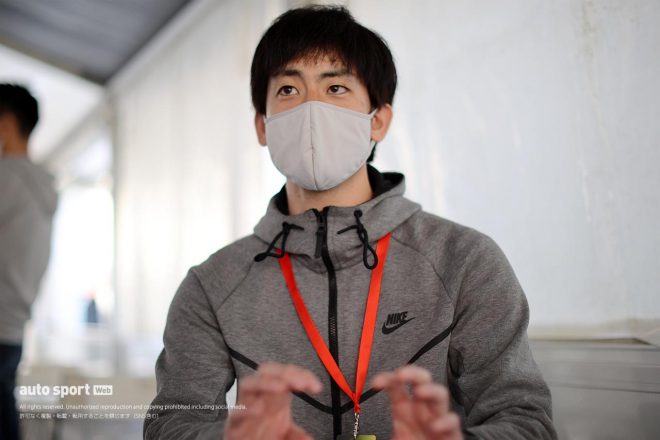 山本尚貴（TCS NAKAJIMA RACING）をサポートする中島裕トレーナー