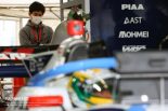 山本尚貴（TCS NAKAJIMA RACING）をサポートする中島裕トレーナー