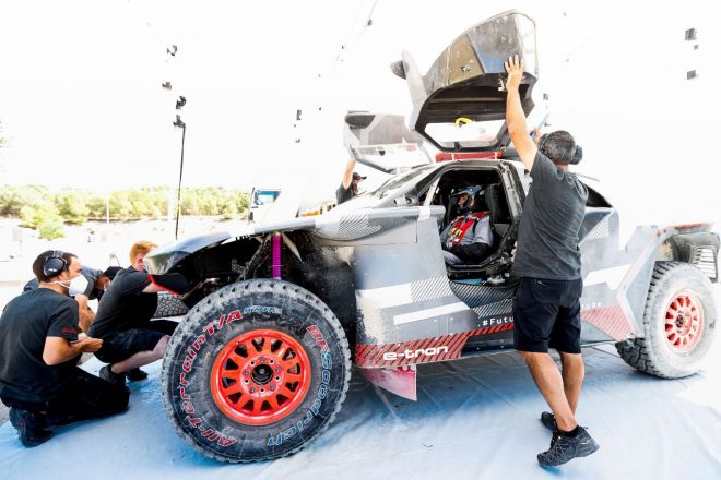 スペインでのテストはドライバー交代制で行われ、ステファン・ペテランセル、マティアス・エクストローム、カルロス・サインツの順で進められた。