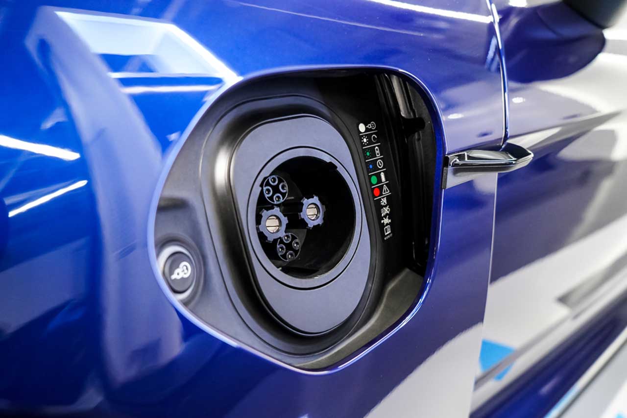 『タイカン4S』の充電口