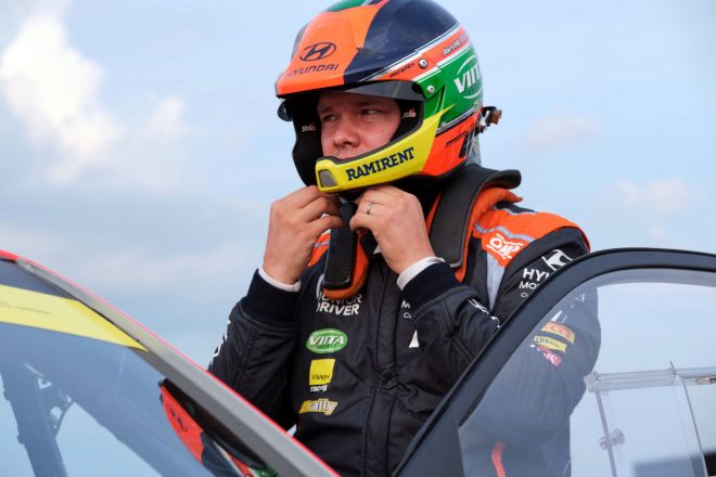 オリバー・ソルベルグと同じく、イープル・ラリー・ベルギーでヒュンダイi20 Nラリー2をドライブするヤリ・フッツネン