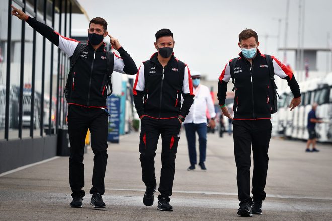 7号車GR010ハイブリッドをドライブする(左から)ホセ・マリア・ロペス、小林可夢偉、マイク・コンウェイ