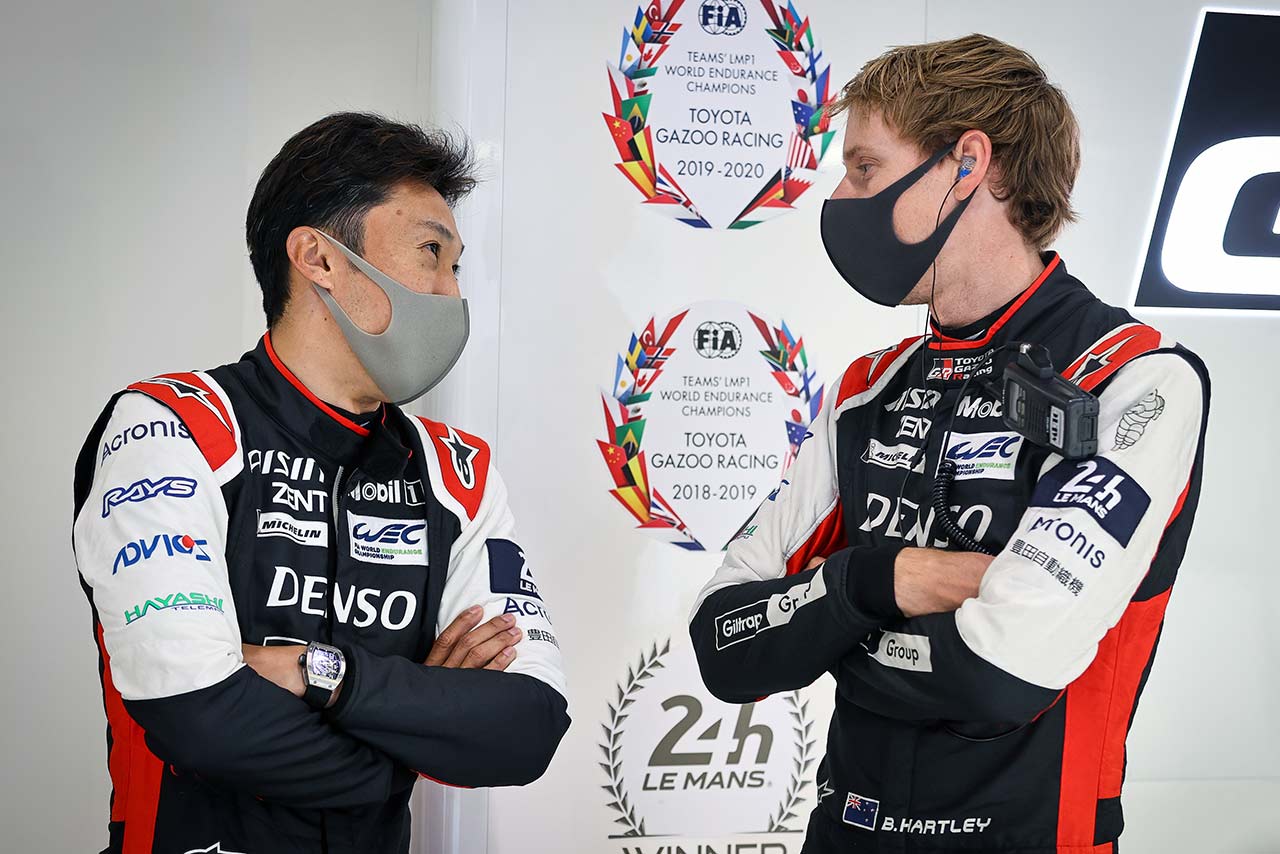 8号車GR010ハイブリッドをドライブする中嶋一貴とブレンドン・ハートレー