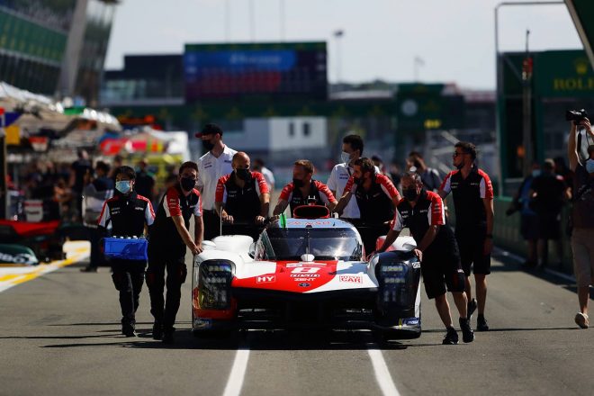 テストデーを前に、ル・マン、サルト・サーキットに搬入されたトヨタGR010ハイブリッド