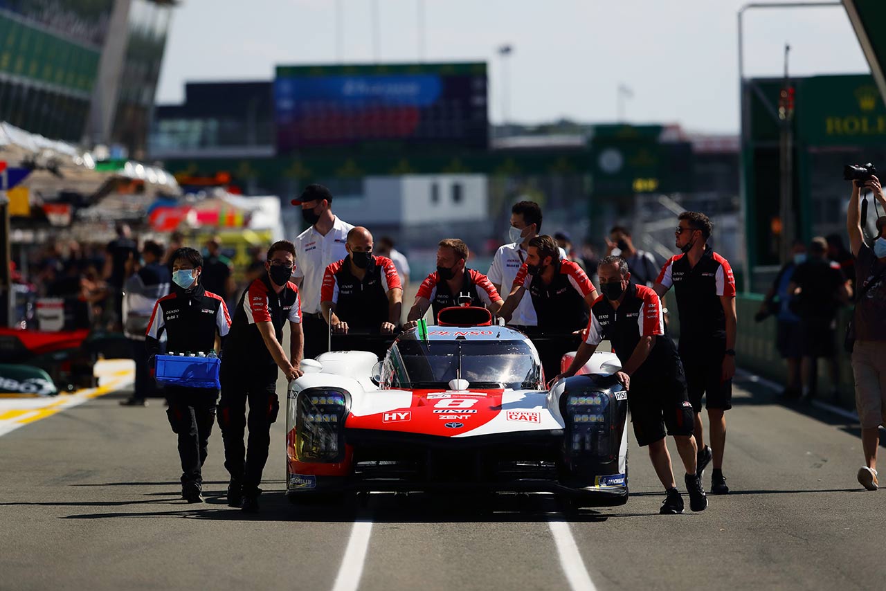 テストデーを前に、ル・マン、サルト・サーキットに搬入されたトヨタGR010ハイブリッド