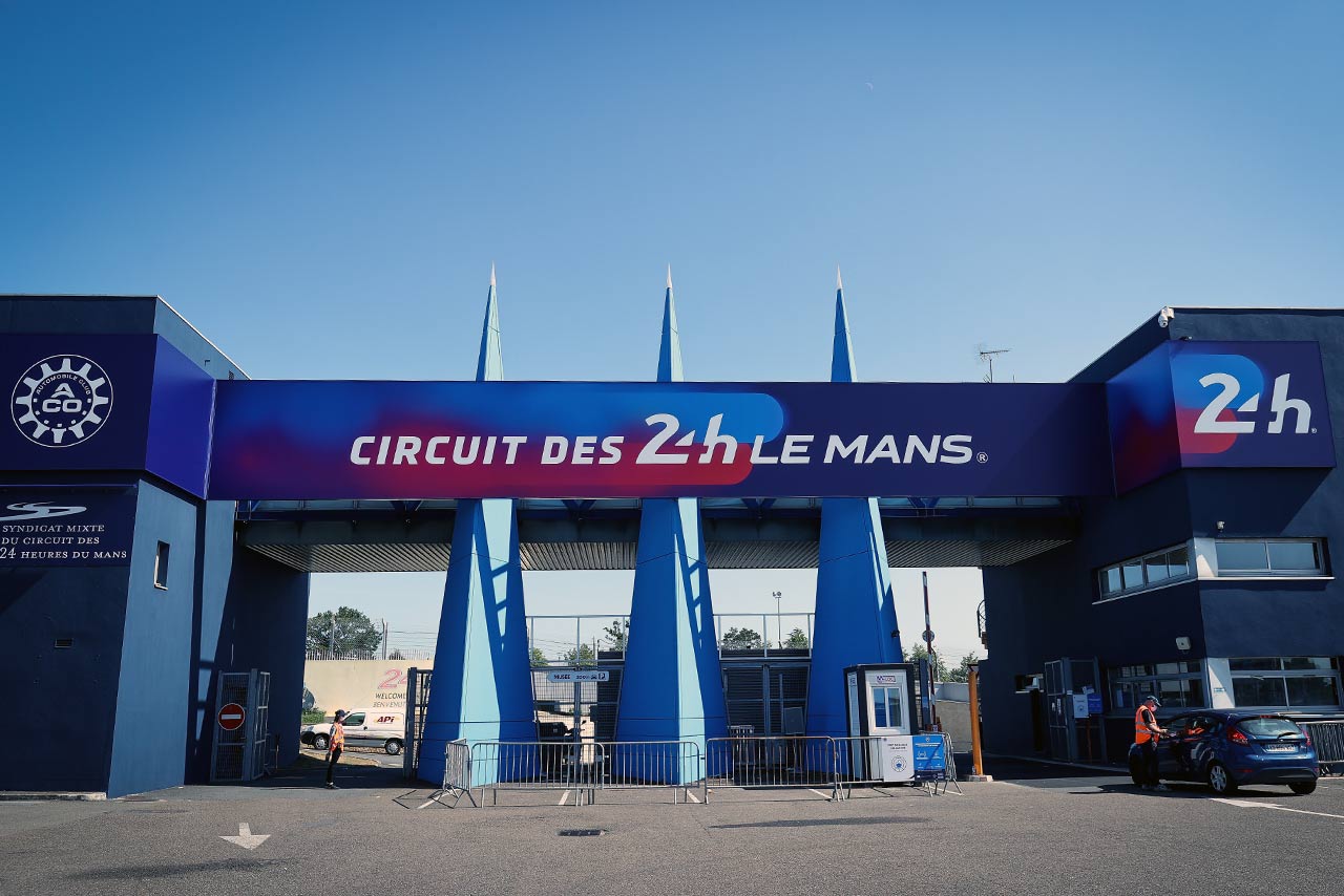 ル・マン24時間サーキット（ブガッティ・サーキット）の正面ゲート。ターン1のアウト側に位置する。