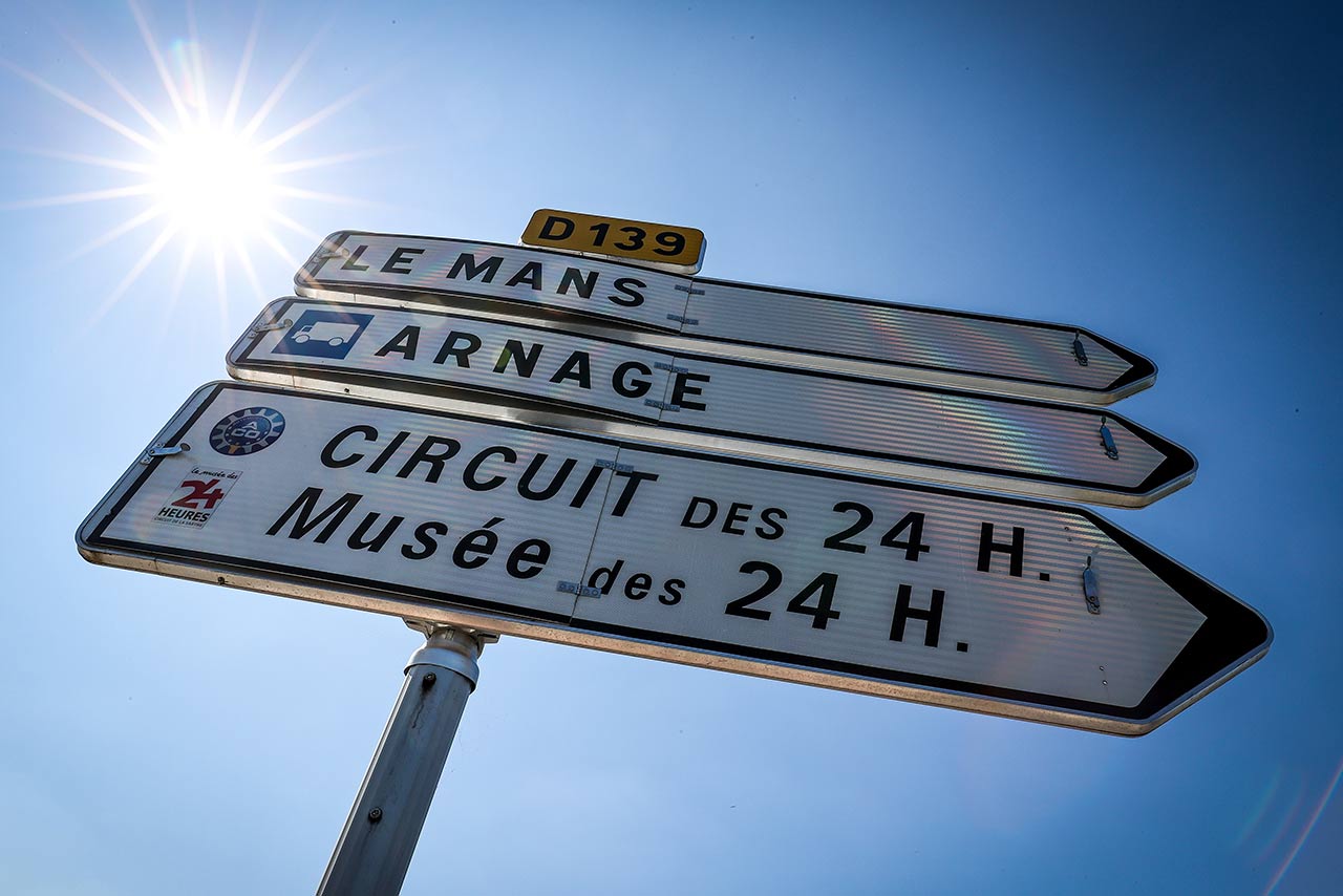 サーキット付近の公道に立つ道路案内板