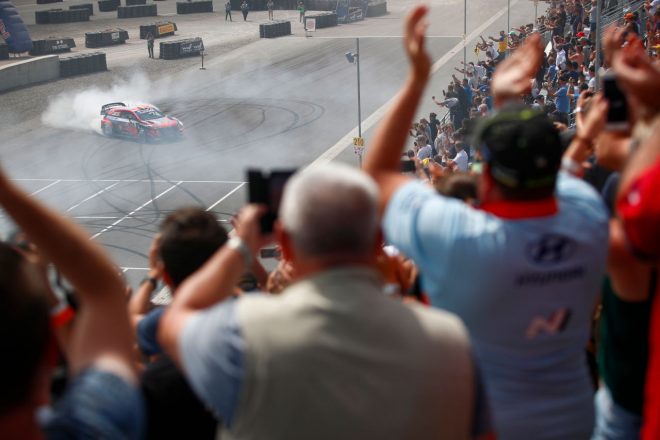 フィニッシュ後、ドーナツターンを披露したティエリー・ヌービル（ヒュンダイi20クーペWRC）　2021年WRC第8戦ベルギー
