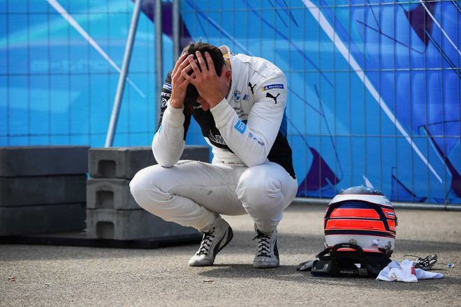 頭を抱えるジェイク・デニス（BMW i アンドレッティ・モータースポーツ）