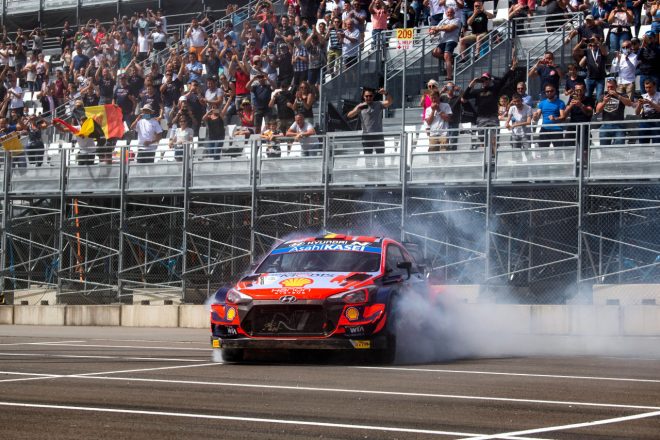 地元ファンの前で歓喜のドーナツターンを披露するティエリー・ヌービル（ヒュンダイi20クーペWRC）　2021年WRC第8戦ベルギー