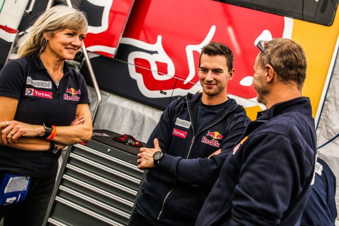 Hansen Motorsportのチームマネージャーを務めるスーザン・ハンセン（左）