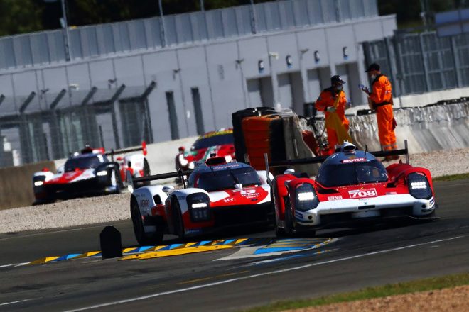 テストデーでグリッケンハウス007 LMHと接近した状態で走行する8号車GR010ハイブリッド