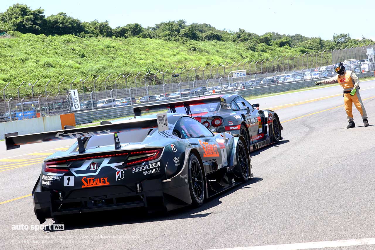 2021スーパーGT第4戦もてぎ　コースインするSTANLEY NSX-GTとGAINER TANAX GT-R