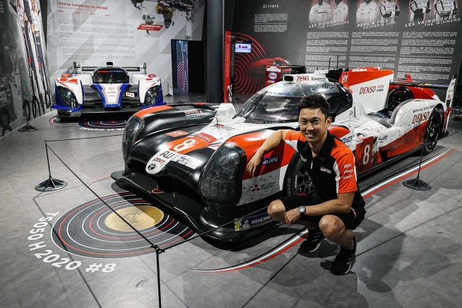 寄贈されたTS050ハイブリッドと中嶋一貴