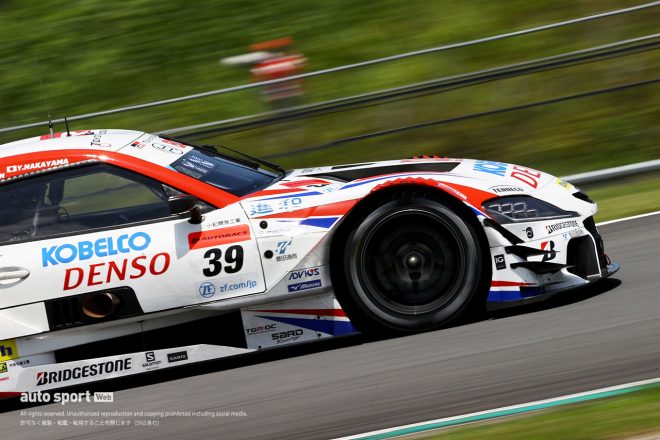 『INTERIOR GUARD』のロゴはタイヤハウス前のフロントバンパーに掲出される