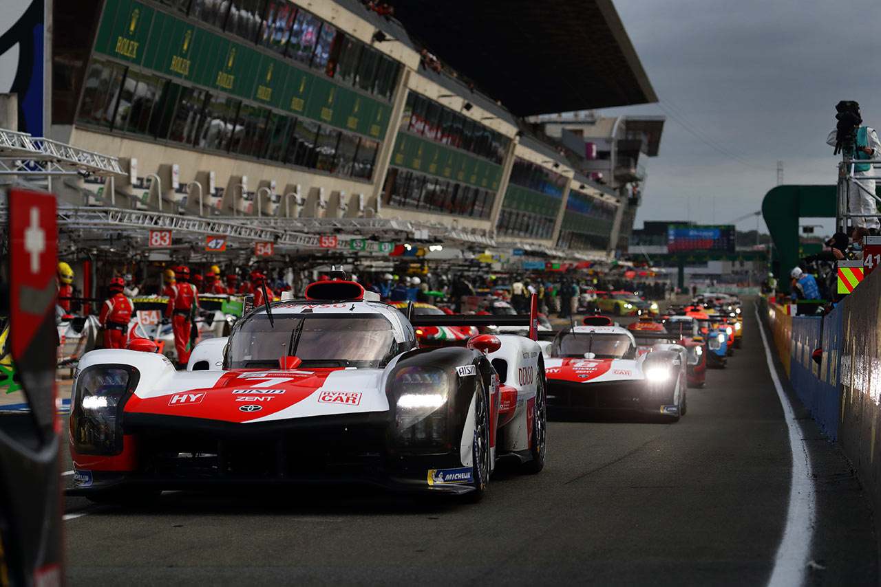 サルト・サーキットのピットロードでセッション開始を待つ2台のトヨタGR010ハイブリッド