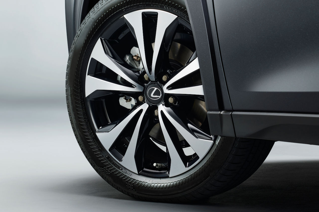 225／50RF18 95Vランフラットタイヤ＆18×7Jアルミホイール（特別仕様車専用切削光輝＋ブラック塗装＋ブラックナット）