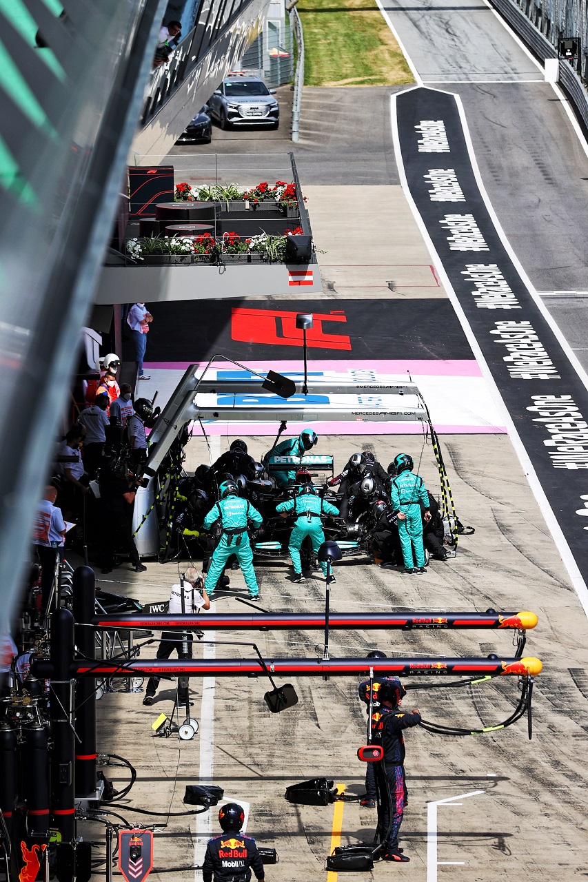 2021年F1第8戦シュタイアーマルクGP　メルセデスとレッドブルのピット