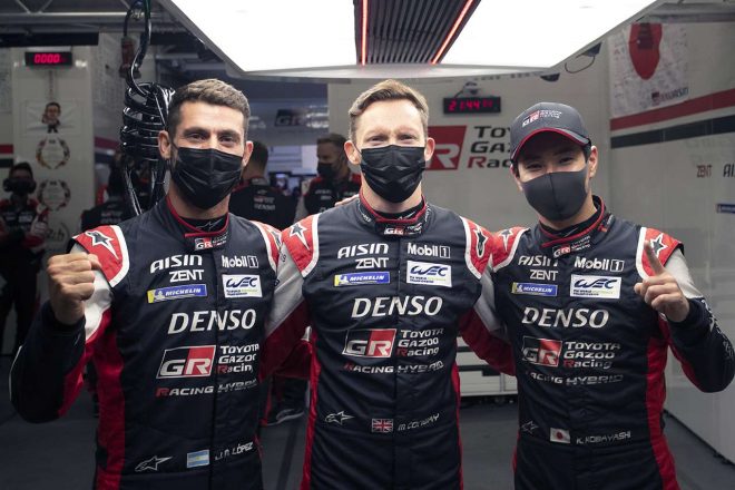 ポール獲得を喜ぶ7号車の3人。この写真の撮影直前、センターに入るよう促された可夢偉だったが、この日が誕生日のマイク・コンウェイにそのポジションを譲っていた