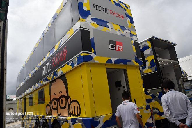 TGR TEAM ENEOS ROOKIEは新たなトランスポーターを導入。ルーキーちゃんとモリゾウのイラストが入る。