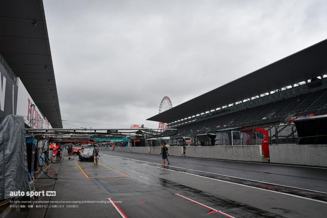 搬入作業時、15時前には激しい雨が降った。