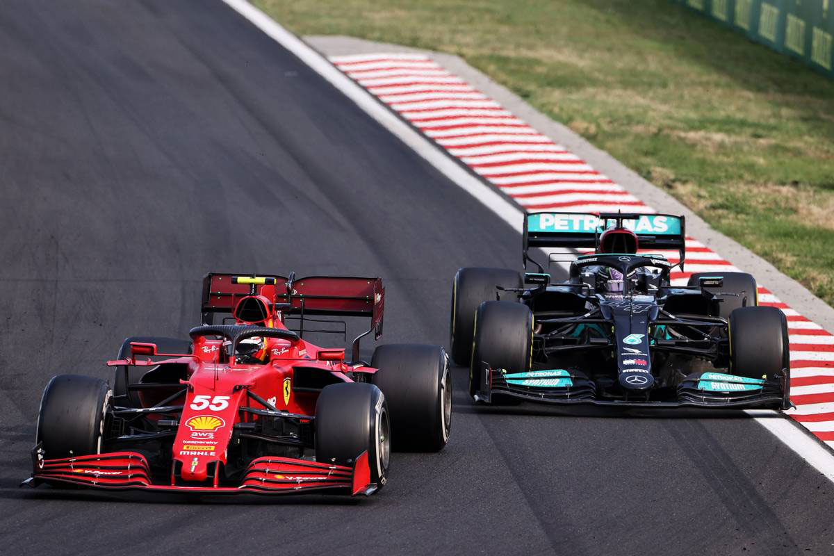 カルロス・サインツJr.（フェラーリ）＆ルイス・ハミルトン（メルセデス）