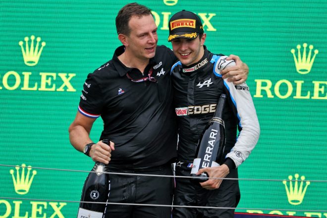 2021年F1第11戦ハンガリーGP　優勝したエステバン・オコン（アルピーヌ）とマルチン・ブコウスキー