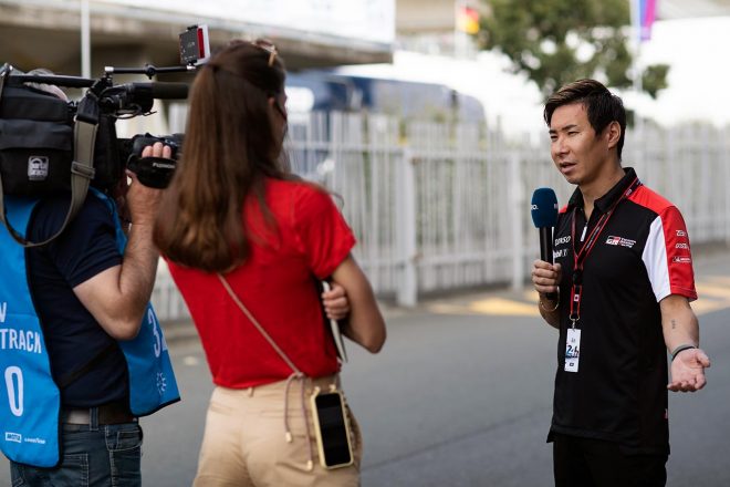 PP獲得から一夜明け、パドックでメディア対応する小林可夢偉