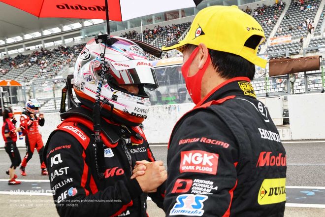 PP獲得を喜ぶ伊沢拓也と大津弘樹（Modulo NSX-GT）
