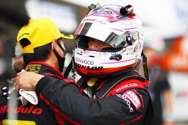 PP獲得を喜ぶ伊沢拓也と大津弘樹（Modulo NSX-GT）