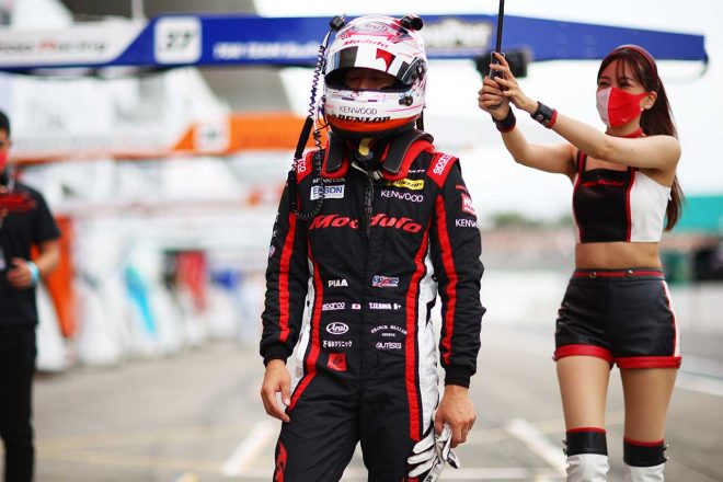 車両保管場所からピットへと戻る道中の伊沢拓也（Modulo NSX-GT）