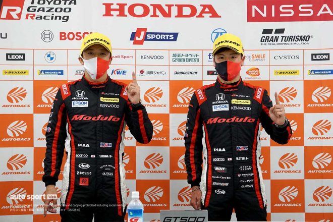 GT500クラスのポールポジションを獲得した伊沢拓也と大津弘樹（Modulo NSX-GT）