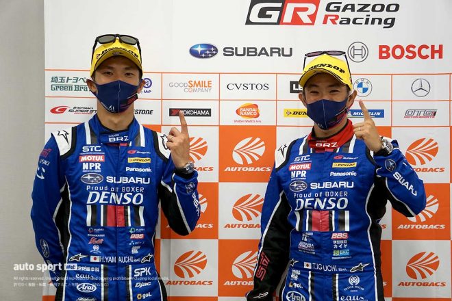 GT300クラスのポールポジションを獲得した山内英輝と井口卓人（SUBARU BRZ R&D SPORT）