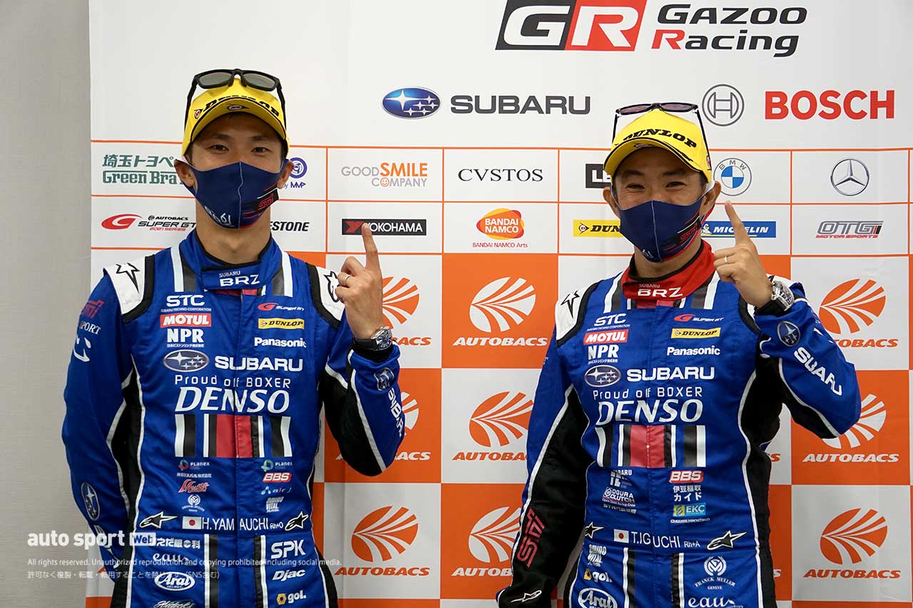 GT300クラスのポールポジションを獲得した山内英輝と井口卓人（SUBARU BRZ R&D SPORT）