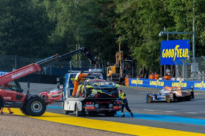 インディアナポリスでクラッシュした98号車アストンマーティン・バンテージAMR