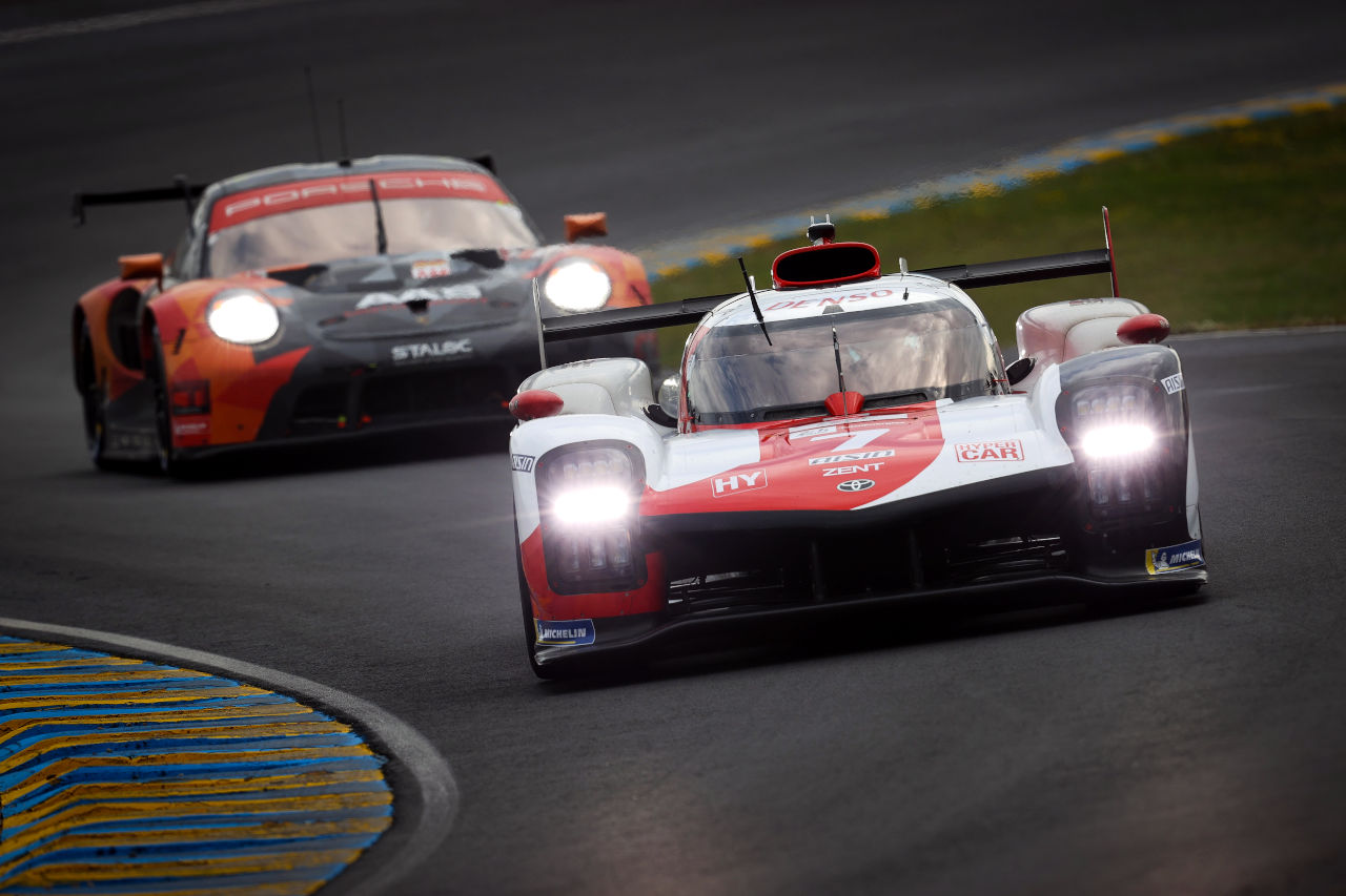 総合首位に立っている7号車トヨタGR010ハイブリッド