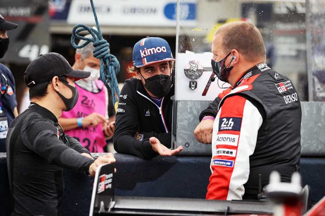 スターティンググリッドでウォール越しに会話するトヨタの小林可夢偉と、アルピーヌのデモランのためル・マンを訪れていたフェルナンド・アロンソ