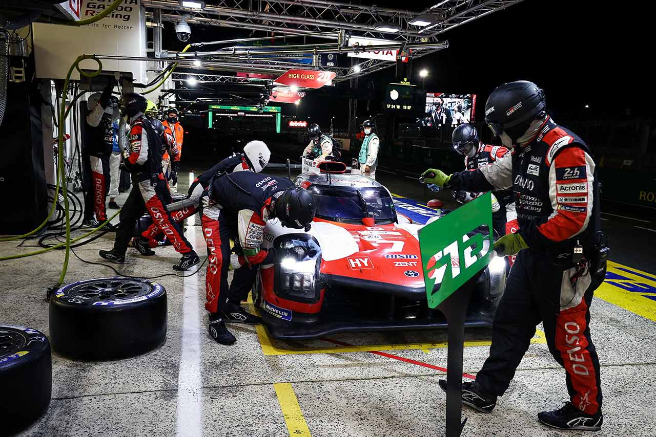 12時間経過時点で、第89回ル・マン24時間レースの総合トップを走行中の7号車トヨタGR010ハイブリッド