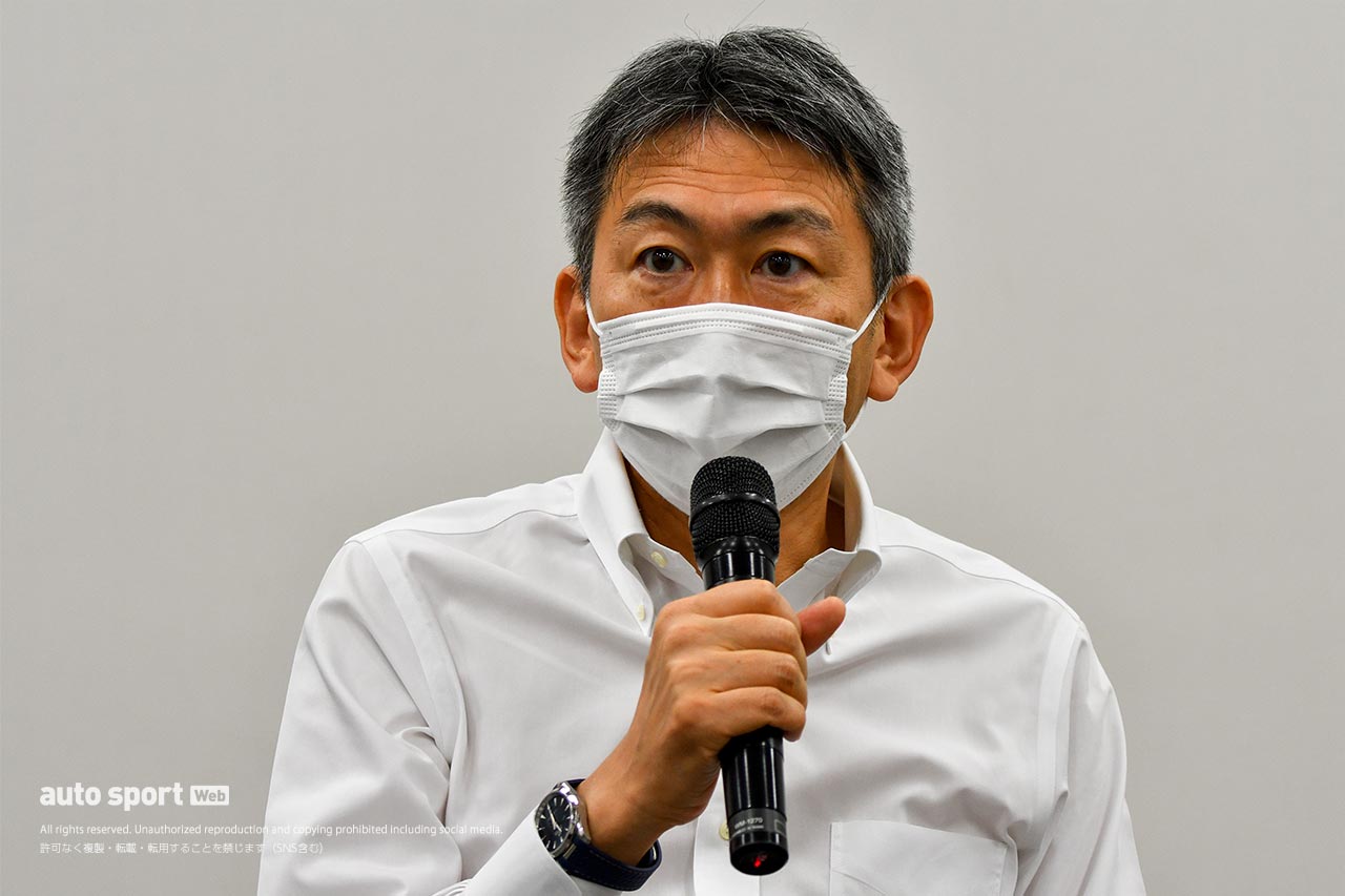 鈴鹿サーキットでメディアの取材に答えたモビリティランド田中薫社長