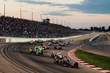 日が暮れるなか260周のレースがスタート