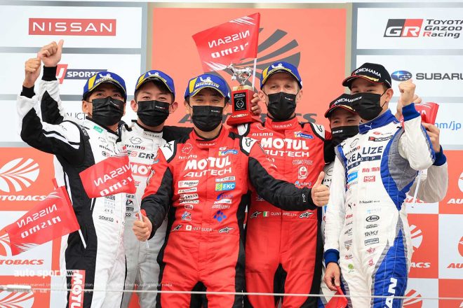 表彰台に上る6名のニッサン GT-Rドライバーたち