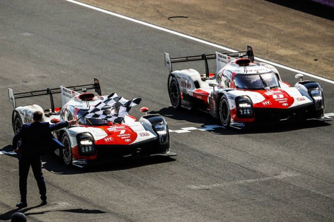 トヨタGR010ハイブリッドの2台が並んでチェッカーを受けた2021年ル・マン24時間レース