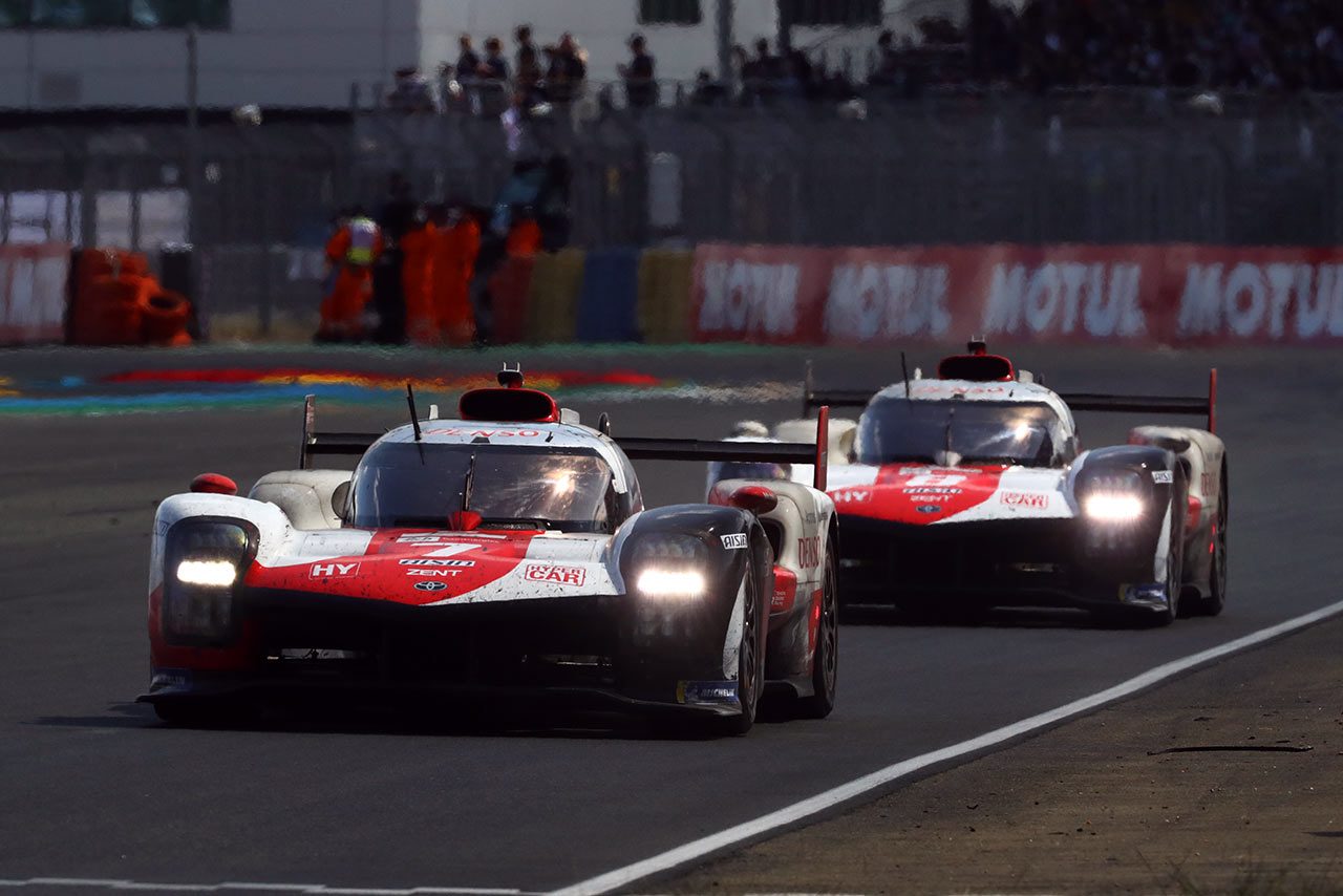 ランデブー走行でチェッカーフラッグを目指す2台のトヨタgr010ハイブリッド 再発したトヨタの燃料系トラブル ガレージで修復していたら ゲームオーバー だった ル マン24時間の画像 写真 2 Autosport Web