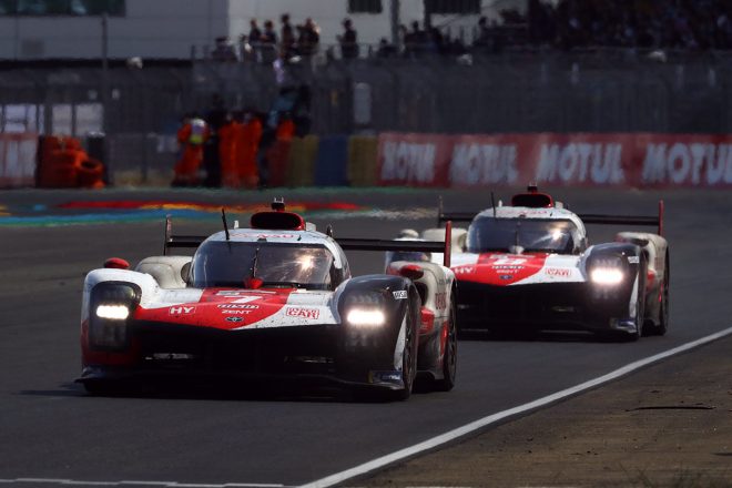 ランデブー走行でチェッカーフラッグを目指す2台のトヨタGR010ハイブリッド