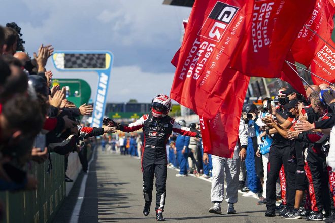 2位でフィニッシュ後、パルクフェルメにクルマを停めピット/表彰台へと向かう8号車GR010ハイブリッドの中嶋一貴