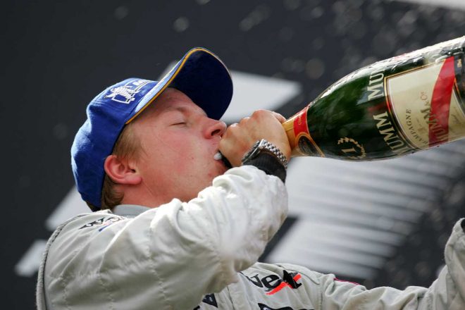 2004年、10番グリッドスタートから初優勝を記録したキミ・ライコネン（マクラーレン・メルセデス）