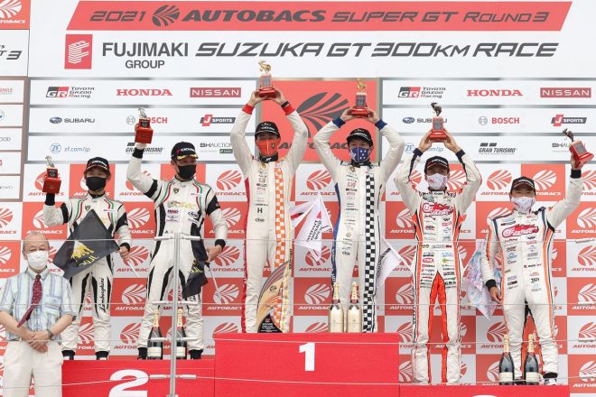 GT300クラスで初優勝を飾った三宅淳詞と堤 優威(中央)