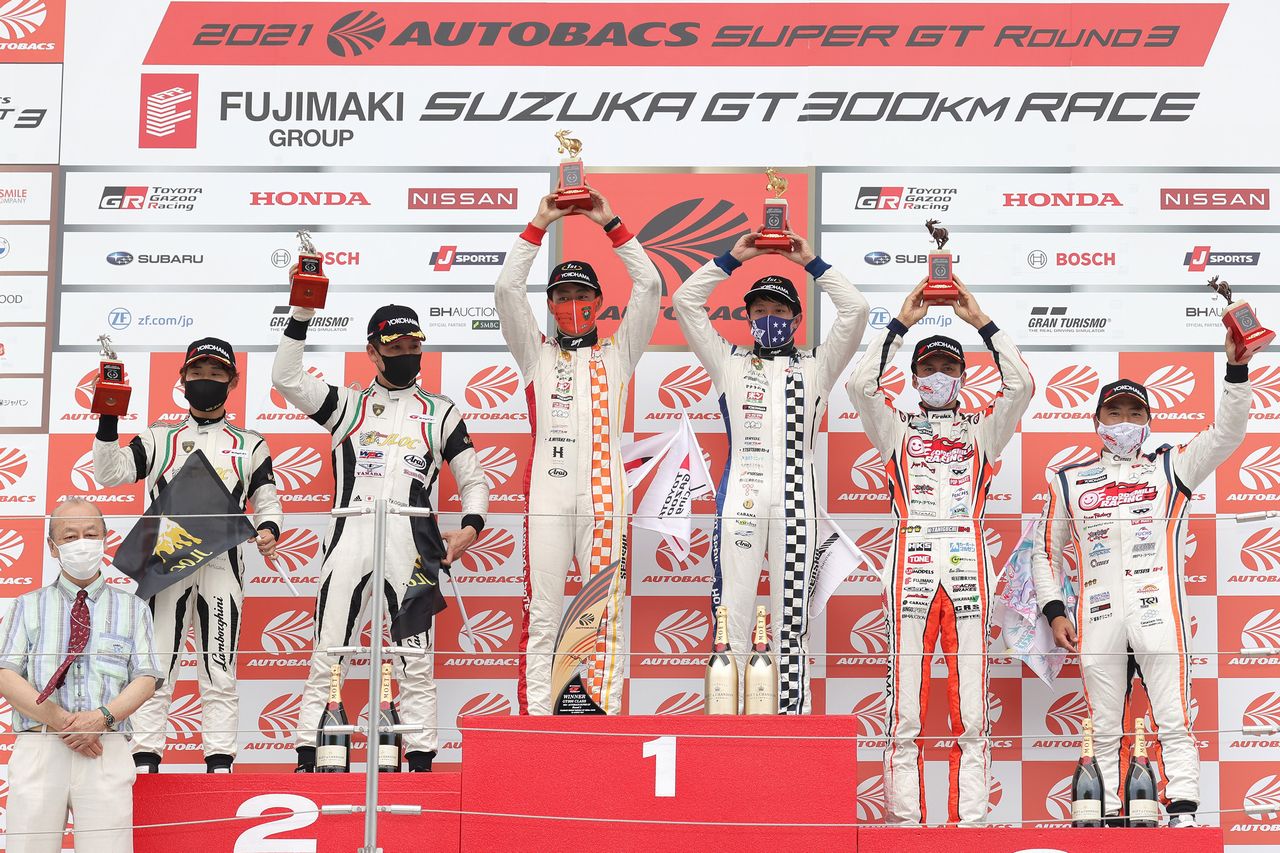 GT300クラスで初優勝を飾った三宅淳詞と堤 優威（中央）