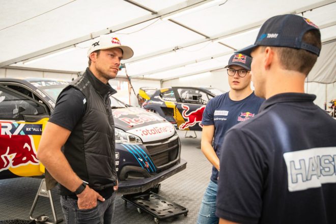 週末のパドックにはアンドレアス・ミケルセン（左）も訪れ、ハンセン兄弟やヨハン・クリストファーソンらに対し、熱心にRXスーパーカーの印象を聞いていた