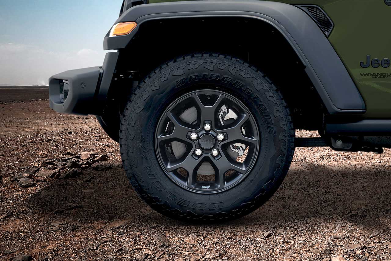 グロスブラックに塗装された17インチアルミホイール